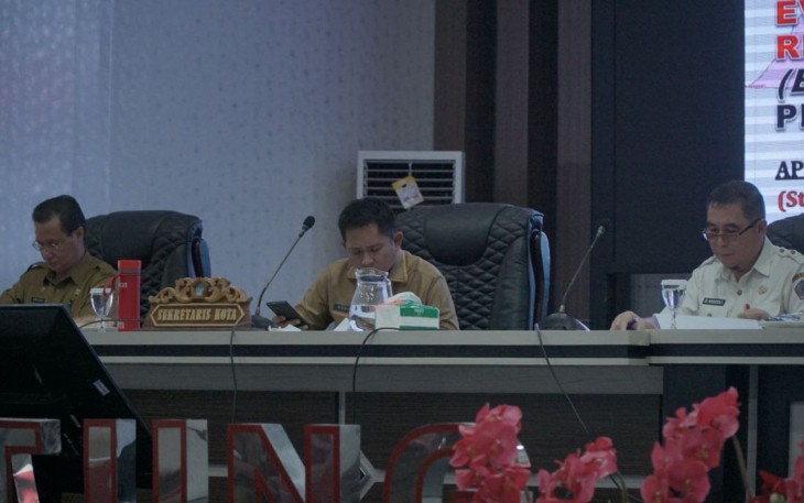 Pejabat Sekda Kota Bitung Rudy Theno (Tengah) saat memimpin rapat evaluasi PAD dan EPRA