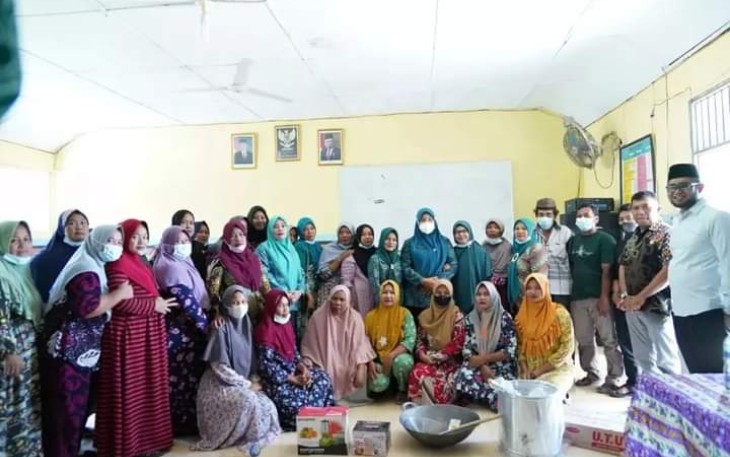 PKK Labusel saat Berikan Bantuan Kepada Pelaku Usaha 