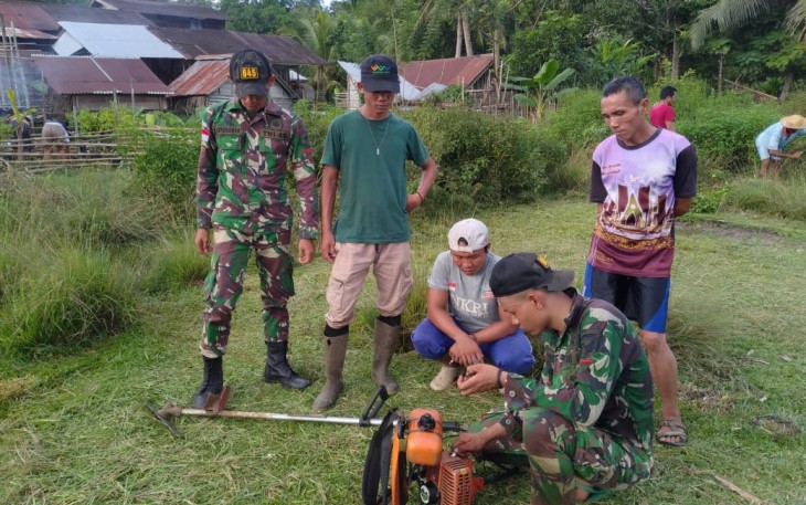 Pembersihan lapangan sepak bola  sarana olah raga bersama warga