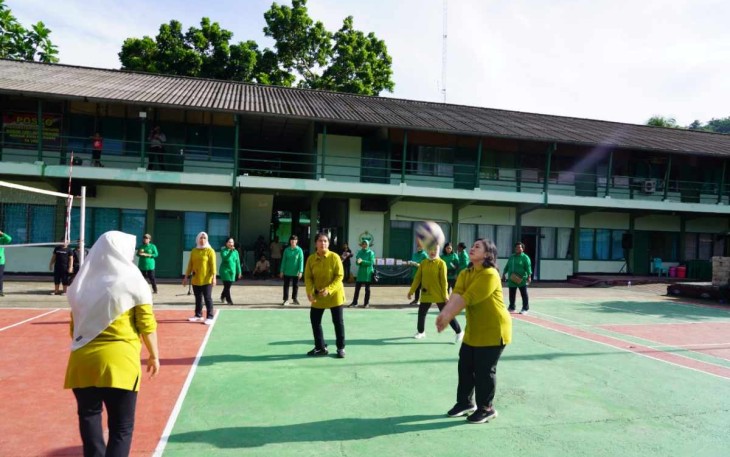 Olahraga voli bersama anggota Persit Kodam Kasuari 