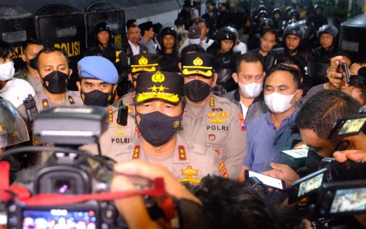 Kapolda Jatim saat mberikan keterangan pers penangkapan MSAT di Mapolda Jatim 