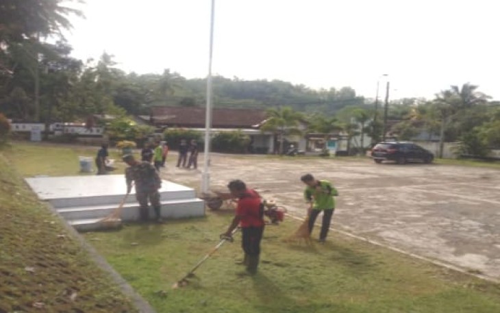Gotong royong bersama warga bersihkan lingkungan di wilayah binaan