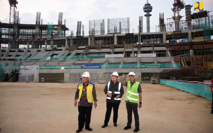 Menteri Basuki saat meninjau stadion indoor multi fungsi di GBK