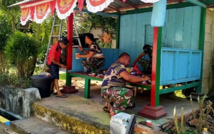 Pengecatan pos Kamling bersama warga