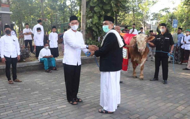 Dandim Tulungagung saat serahkan hewan qurban di Masjid Al Munawwar 