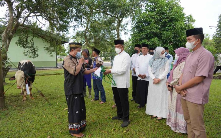 Danrem 071/Wijayakusuma saat menyerahkan hewan qurban 