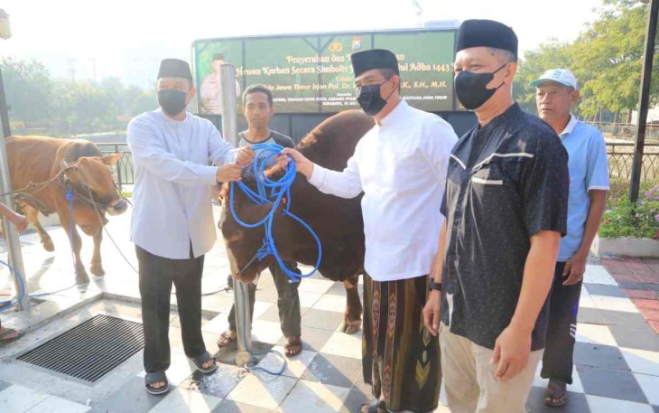 Wakapolda Jatim saat menyerahkan hewan qurban 