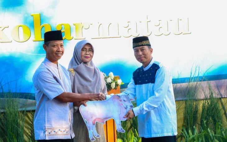 Dankoharmatau saat menyerahkan secara simbolis hewan qurban 
