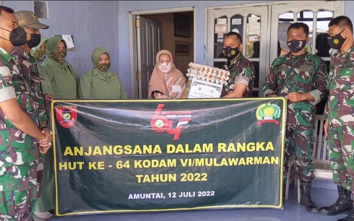 Anjangsana jajaran Kodim 1001/HSU-BLG ke rumah warakawuri 
