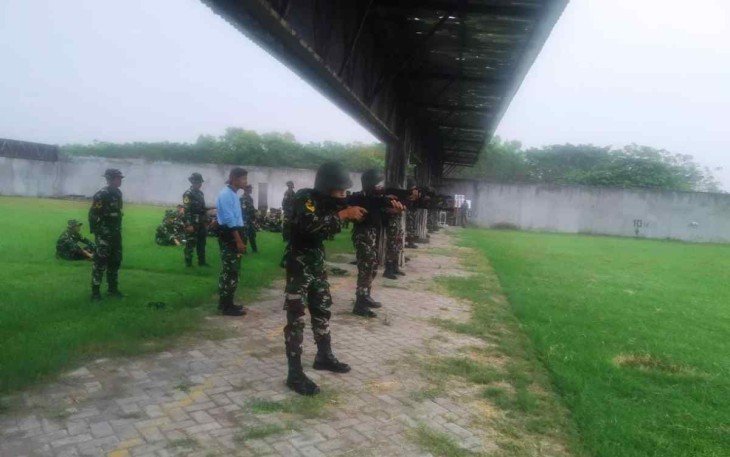 Latihan menembak siswa Dikmaba TNI AL Angkatan 41/2 Pusdiktek Kodiklatal