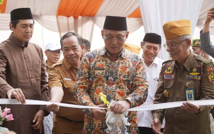 Walikota Cilegon saat pengguntingan pita peresmian Taman Makam Pahlawan Geger Cilegon