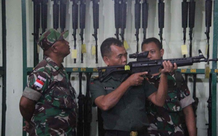Staf Intelijen Kodam V/Brw saat mengecek senjata laras panjang
