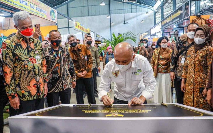 MenkopUKM saat meresmikan infrastruktur publik di rest area 260B Banjaratma Brebes KM 