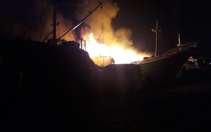Kapal terbakar di Kalimas Surabaya 