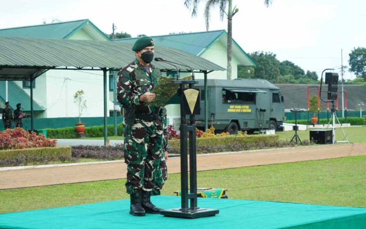 Pangdivif 2 Kostrad saat membacakan amanat Kasad 