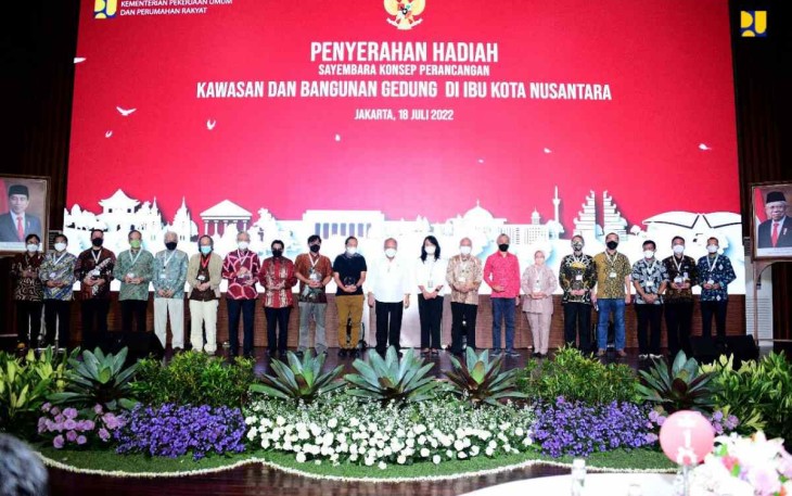 Penyerahan hadiah Konsep Perancangan Kawasan dan Bangunan Gedung IKN Nusantara