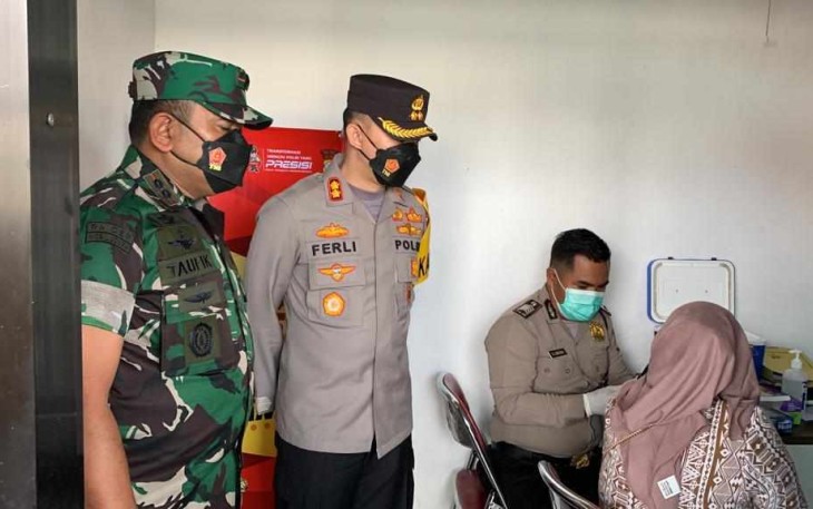 Kapolres Malang saat meninjau vaksin booster di stasiun Kepanjen