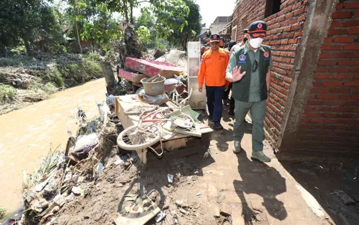 Kepala BNPB saat meninjau lokasi bencana longsor dan banjir di Garut