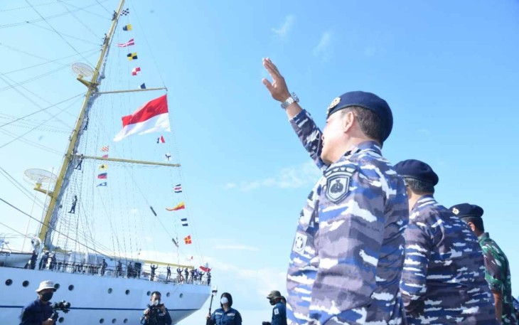 Lambaian tangan Wakasal saat melepas Satgas Kartika Jala Krida di Surabaya 