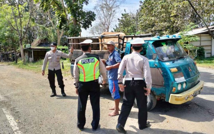Pemeriksaan SKKH pengiriman hewan ternak di wilayah Polres Madiun
