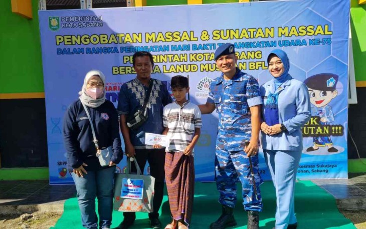 Sunatan massal di Lanud Maimun Saleh