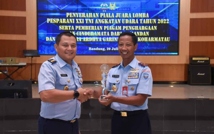 Dankoharmatau saat menerima Piala Lomba Pesparani 