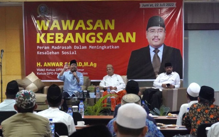 Wakil Ketua DPRD Jatim Anwar Sadad saat menjadi narasumber di acara Sosialisasi Wawasan Kebangsaan dengan tema ‘Peran Madin dalam Peningkatan Kesalehan Sosial," di Hotel Horison, Kota Pasuruan, Jumat (22/7/2022)
