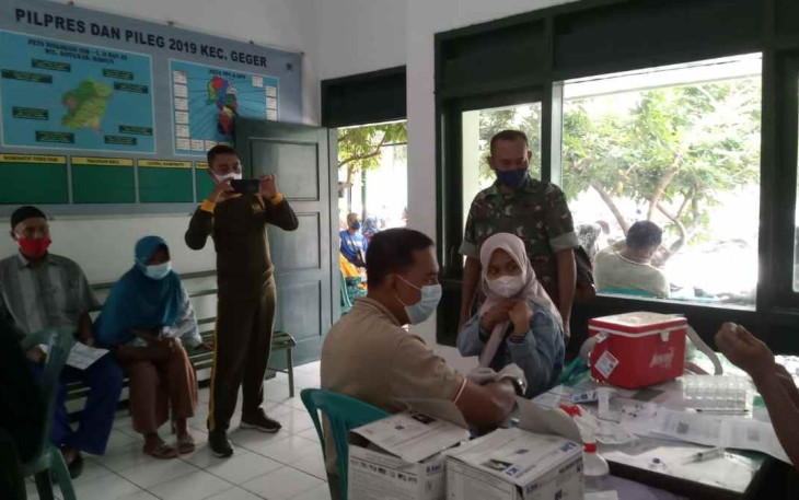 Vaksinasi Covid-19 warga binaan di Kecamatan Geger
