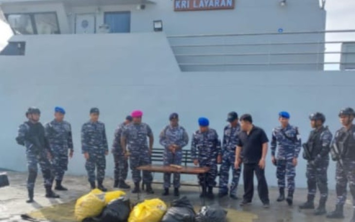 Pemeriksaan bagasi penumpang diduga terdapat miras illegal
