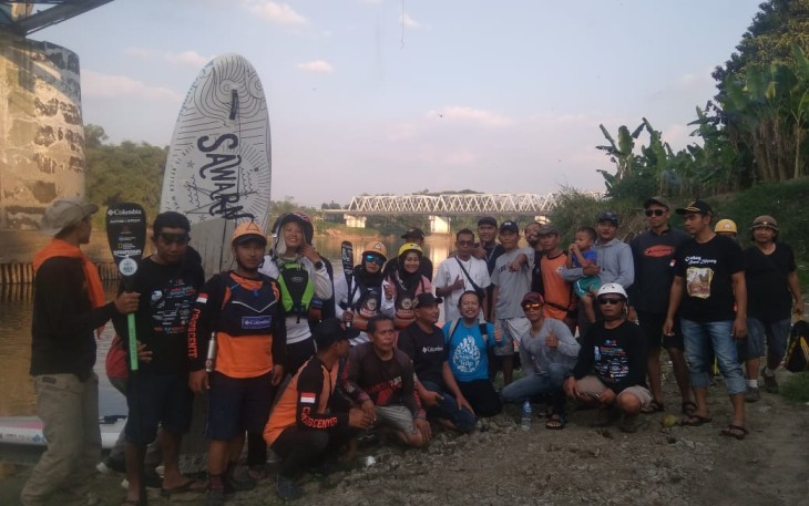 Wakil Bupati Blora Tri Yuli Setyowati foto bersama tim Misi Ekspedisi Bengawan Solo 2022 di bawah jembatan perbatasan Cepu-Padangan.