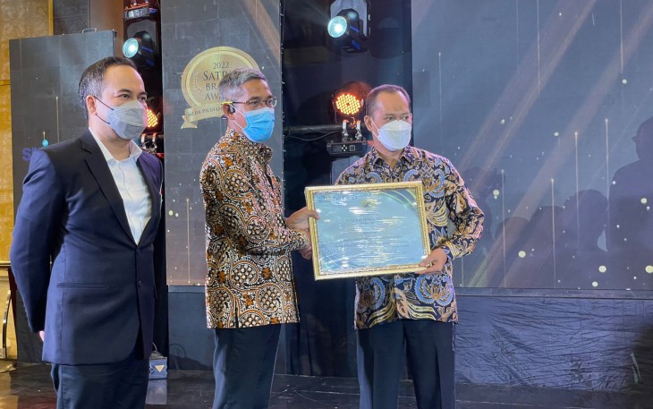 Sekda Pati Jumani mewakili Bupati Pati terima penghargaan Satria Brand Award 