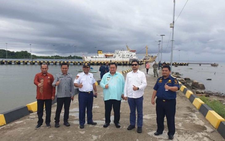 Ilustrasi foto bersama di pelabuhan Tilamuta Sulawesi Tengah 