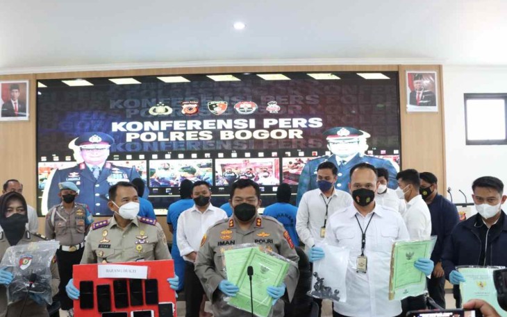 Kapolres Bogor saat memberikan keterangan pers terkait kasus PTSL 