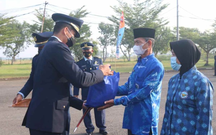 Danlanud saat memberikan tali asih