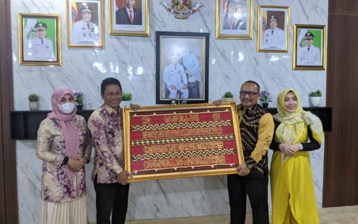 Letkol Inf Alfian Hadi (kanan) saat menerima cenderamata 