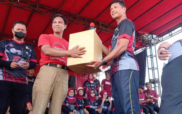 Danlanud saat memberikan hadiah doorprize 