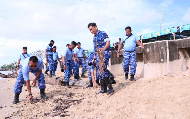 Baksos pembersihan sampah di pinggir pantai Amal Kota Tarakan