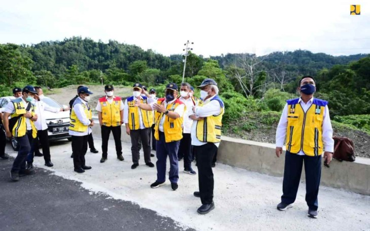 Menteri Basuki saat meninjau longsor di jalur kebun kopi