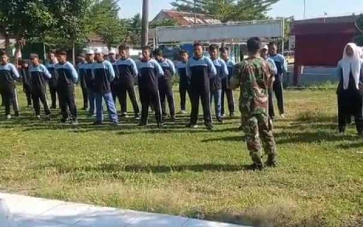 Serda Agus saat memberikan pembinaan mental siswa 