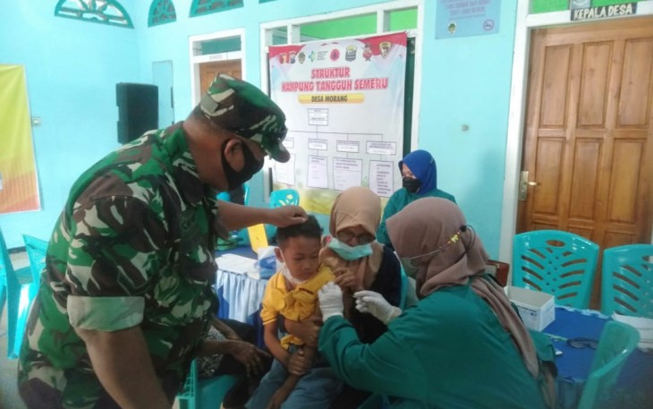 Mendampingi imunisasi di wilayah binaan