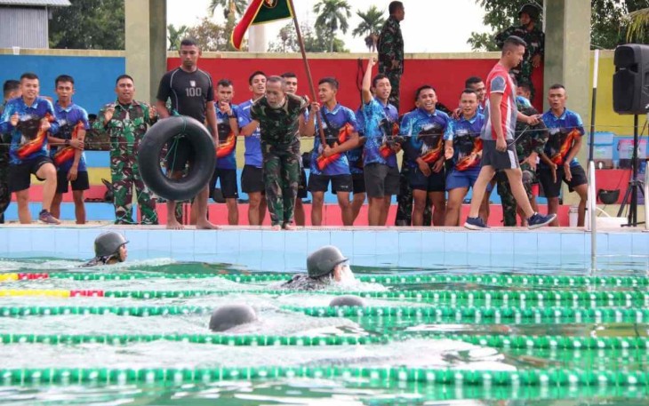 Keseruan lomba renang prajurit Yonif 100/PS membawa senjata