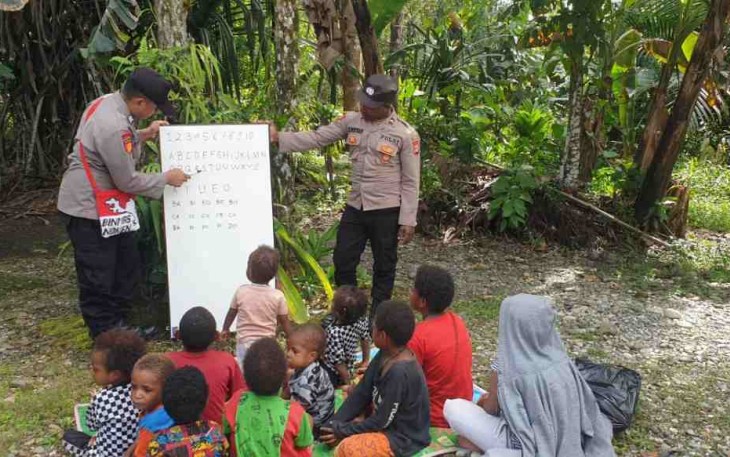 Humanisnya personel satgas mengajarkan anak-anak membaca