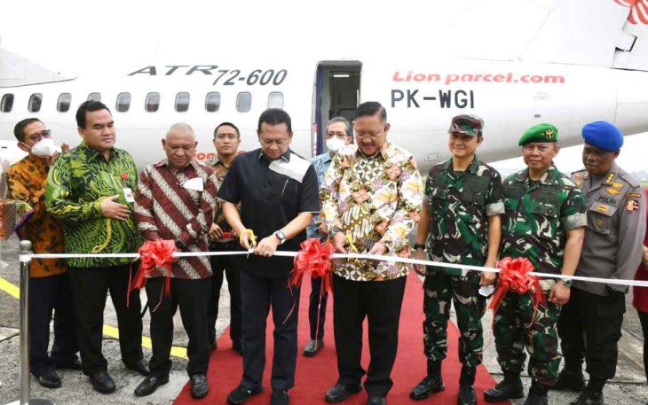 Ketua MPR RI Bambang Soesatyo saat meresmikan jalur baru penerbangan Wing Air di bandara Pondok Cabe Tangerang Selatan 