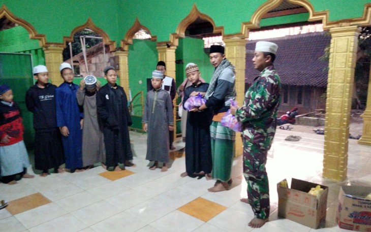 Serda Diharjo saat memberikan santunan anak kurang mampu