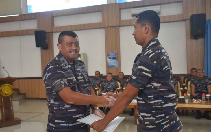 Kadispotmaral Laksamana Pertama TNI DR. Suradi saat menutup pelatihan Babinpotmar di Lantamal V Surabaya