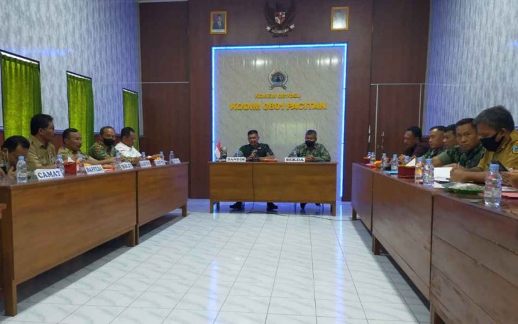 Dandim Pacitan saat rapat koordinasi di makodim