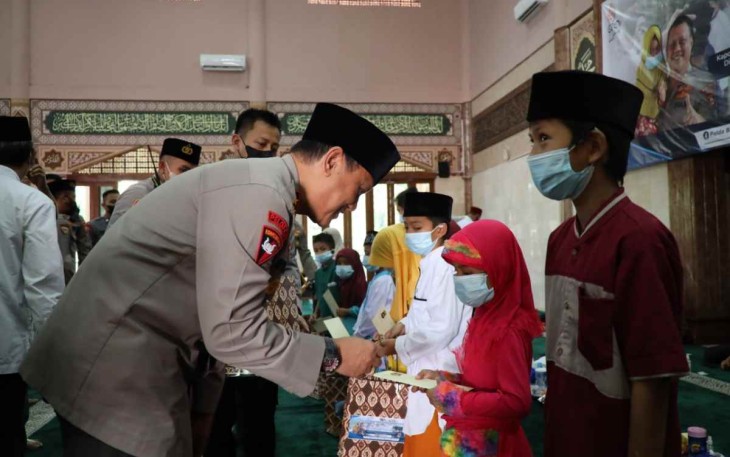 Kapolda Banten Irjen Pol Prof Dr Rudy Heriyanto saat memberikan santunan anak yatim