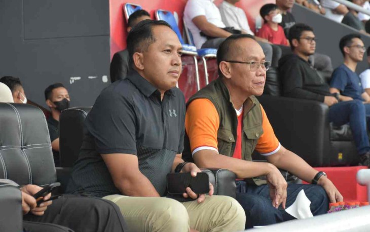 Kasrem 091/ASN (kaos hitam) saat menyaksikan pertandingan Borneo FC melawan Persib Bandung