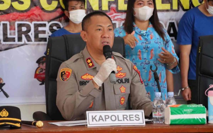Kapolres Lamandau AKBP Bronto Budiyono saat memberikan keterangan pers 
