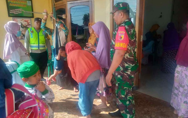 Serda Suwarno dampingi imunisasi di posyandu desa binaan